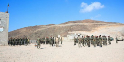 قائد العسكرية الثانية يتفقد معسكر الكتيبة الخاصة بالمكلا