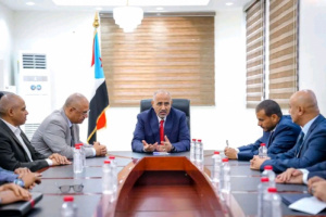 الرئيس الزُبيدي يتفقد جاهزية وزارة الاتصالات وتقنية المعلومات ويؤكد أهمية تطوير القطاع