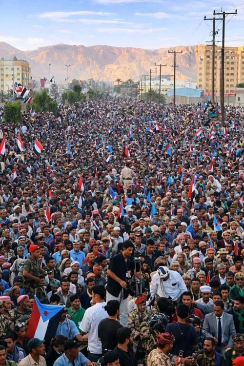 مليونية سيئون تؤكد شرعية الإرادة الجنوبية وتفوض الرئيس الزُبيدي لحماية حضرموت وإعلان الدولة (تقرير)