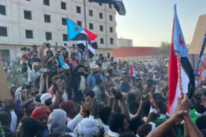 توافد الحشود إلى ساحة اعتصام المهرة للمطالبة بدولة الجنوب العربي