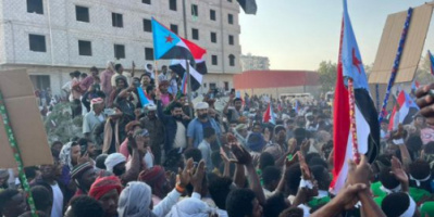 توافد الحشود إلى ساحة اعتصام المهرة للمطالبة بدولة الجنوب العربي