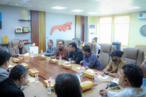 محافظ العاصمة عدن يوجه بتكثيف العمل الميداني لتعزيز الرقابة