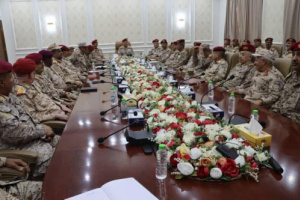 وزير الدفاع يترأس اجتماعاً موسعا بقيادات الوزارة والهيئات والدوائر