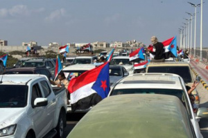 وصول موكب أبناء أبين إلى عدن للانضمام لجماهير ساحة العروض