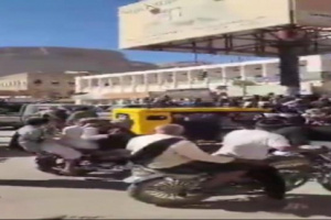 بهتافات ثورية .. أبناء القطن يواجهون القوات الغازية ويمنعون إنزال صور الرئيس الزبيدي