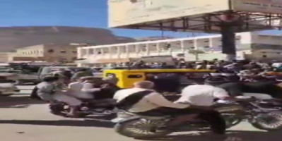 بهتافات ثورية .. أبناء القطن يواجهون القوات الغازية ويمنعون إنزال صور الرئيس الزبيدي