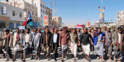 ابناء شبوة يتظاهرون في عتق تنديدا للعدوان السعودي على حضرموت