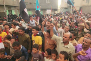 حشود جماهيرية في الحوطة تؤيد البيان السياسي والإعلان الدستوري وتندد بالغارات السعودية