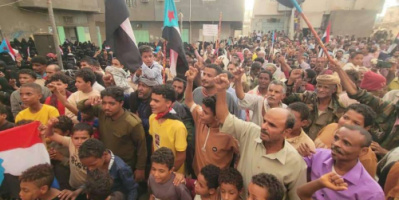 حشود جماهيرية في الحوطة تؤيد البيان السياسي والإعلان الدستوري وتندد بالغارات السعودية