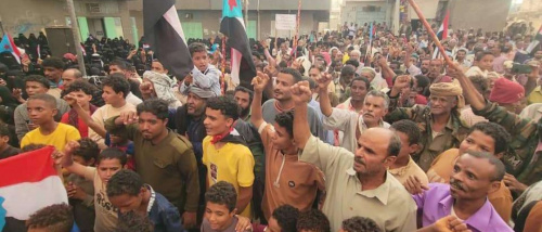 حشود جماهيرية في الحوطة تؤيد البيان السياسي والإعلان الدستوري وتندد بالغارات السعودية