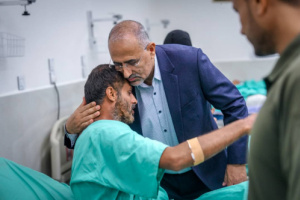 الرئيس الزُبيدي يطمئن على جرحى عملية المستقبل الواعد في مستشفى عبود
