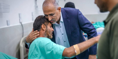 الرئيس الزُبيدي يطمئن على جرحى عملية المستقبل الواعد في مستشفى عبود