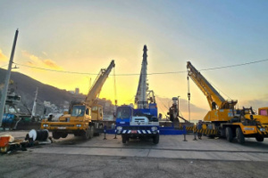 انتشال ثاني أكبر سفينة غارقة في ميناء الاصطياد السمكي بعدن تمهيدًا لإعادة تشغيله