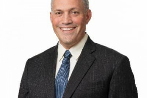 إذا لم يستقل العليمي فإنه يبعث برسالة مفادها أنه يفضّل حماية جماعة الإخوان المسلمين