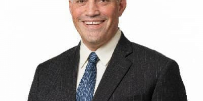 إذا لم يستقل العليمي فإنه يبعث برسالة مفادها أنه يفضّل حماية جماعة الإخوان المسلمين