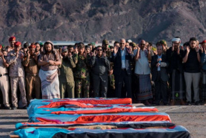 الرئيس الزُبيدي يؤدي صلاة الجنازة ويتقدّم جموع مُشيّعي شهداء عملية "المستقبل الواعد"