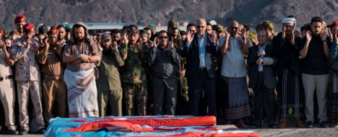 الرئيس الزُبيدي يؤدي صلاة الجنازة ويتقدّم جموع مُشيّعي شهداء عملية "المستقبل الواعد"