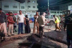 العقربي وبن جرادي يطلعان على سير أعمال سفلتة شارع البلدية بمديرية صيرة