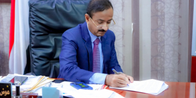 المحافظ بن الوزير يوجّه كافة الوحدات الأمنية والعسكرية بمنع مرور أي منهوبات، واتخاذ الإجراءات اللازمة