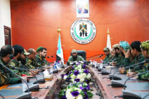 العميد الوالي يترأس اجتماعًا بمدراء الإدارات العامة ويؤكد استقرار الحالة الأمنية