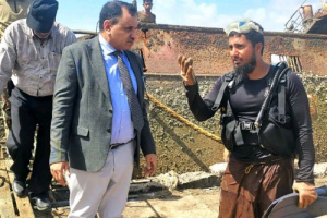 الوزير السقطري يتفقد أعمال انتشال السفن الغارقة في ميناء الاصطياد السمكي ويشدد على تسريع وتيرة العمل