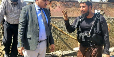 الوزير السقطري يتفقد أعمال انتشال السفن الغارقة في ميناء الاصطياد السمكي ويشدد على تسريع وتيرة العمل