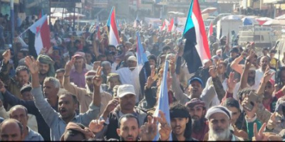 حشود الضالع تجدد التفويض للرئيس الزُبيدي