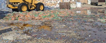 نيابة الصناعة بعدن تُتلف 2700 كرتون مشروبات غازية تالفة لمخالفتها معايير الجودة