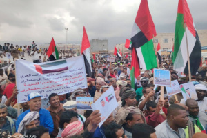 الآلاف من أبناء سقطرى يخرجون في حشد غير مسبوق رفضًا لسياسة الحصار وتأكيدًا على دعم الإمارات