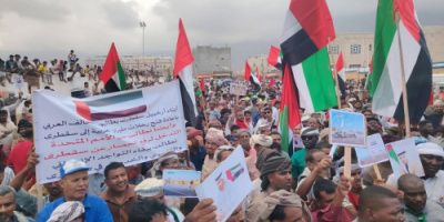 الآلاف من أبناء سقطرى يخرجون في حشد غير مسبوق رفضًا لسياسة الحصار وتأكيدًا على دعم الإمارات