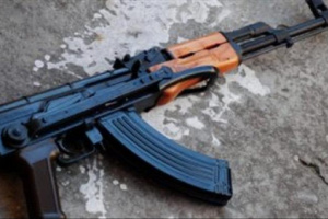 حادثة عبث بالسلاح في تعز تودي بحياة طفل وتُصيب اثنين آخرين