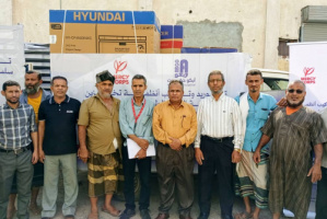 هيئة مصائد خليج عدن تدشن توزيع 671 ثلاجة وبطارية شمسية للصيادين في عدن