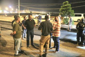 العقربي يدشن أعمال إسفلت خط كورنيش الفنان المرشدي في مديرية المنصورة بعدن