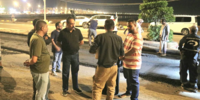 العقربي يدشن أعمال إسفلت خط كورنيش الفنان المرشدي في مديرية المنصورة بعدن