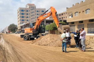 مدير عام مؤسسة مياه عدن يتفقد سير أعمال تركيب خطوط صرف صحي جديدة في المنصورة