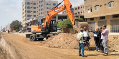 مدير عام مؤسسة مياه عدن يتفقد سير أعمال تركيب خطوط صرف صحي جديدة في المنصورة