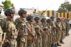 بتوجيهات المحرمي.. قوات العمالقة الجنوبية تسلم تأمين حي السفارات وساحة العروض لقوات الأمن الوطني بالعاصمة عدن