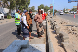 مدير عام خورمكسر يطّلع على مستوى تنفيذ مشروع إعادة تأهيل الجزيرة الوسطية والجانبية بشارع كورنيش ساحل أبين