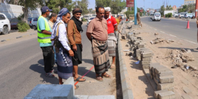 مدير عام خورمكسر يطّلع على مستوى تنفيذ مشروع إعادة تأهيل الجزيرة الوسطية والجانبية بشارع كورنيش ساحل أبين