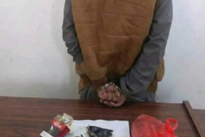 قوات دفاع شبوة تضبط شخص بحوزته كمية متنوعة من المواد المخدرة والمسكرة بأطراف مدينة عتق