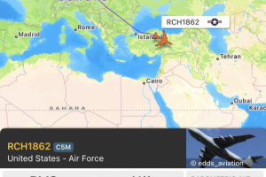 تحرك طائرة نقل تابعة لسلاح الجو الأمريكي نحو الشرق الأوسط