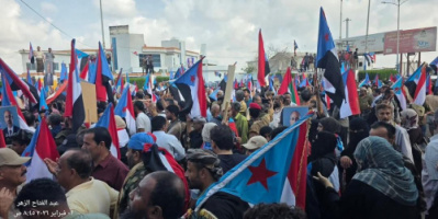 تظاهرة حاشدة أمام مقر الجمعية الوطنية بالتواهي تنديدًا بإغلاقها