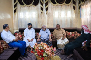 نائب رئيس تنفيذية انتقالي حضرموت يزور المناضل الأكتوبري والشخصية التربوية سالم عبد المنعم باعثمان