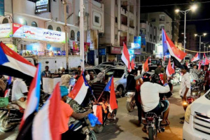 مسيرة جماهيرية حاشدة بالمكلا تجوب أحياء المدينة دعمًا للزُبيدي ورفضًا لاستهداف مؤسسات الجنوب