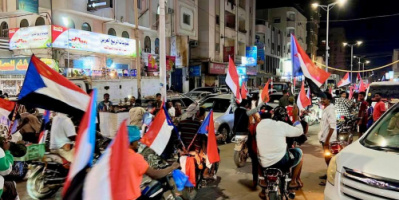 مسيرة جماهيرية حاشدة بالمكلا تجوب أحياء المدينة دعمًا للزُبيدي ورفضًا لاستهداف مؤسسات الجنوب