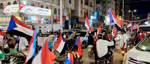 مسيرة جماهيرية حاشدة بالمكلا تجوب أحياء المدينة دعمًا للزُبيدي ورفضًا لاستهداف مؤسسات الجنوب