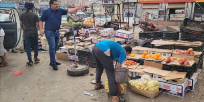 حملة لإزالة المظاهر العشوائية وتنظيم الحركة المرورية في مديرية المنصورة بعدن