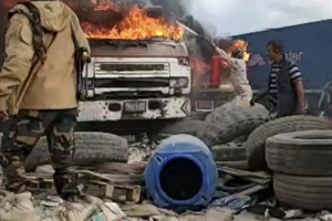 نيران مفاجئة تضرب ساحة الشاحنات قرب ميناء الحاويات بعدن