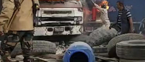 نيران مفاجئة تضرب ساحة الشاحنات قرب ميناء الحاويات بعدن