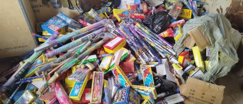 أمن عدن ينفذ حملات أمنية لضبط الألعاب النارية ومكافحة التسول والباعة المتجولين